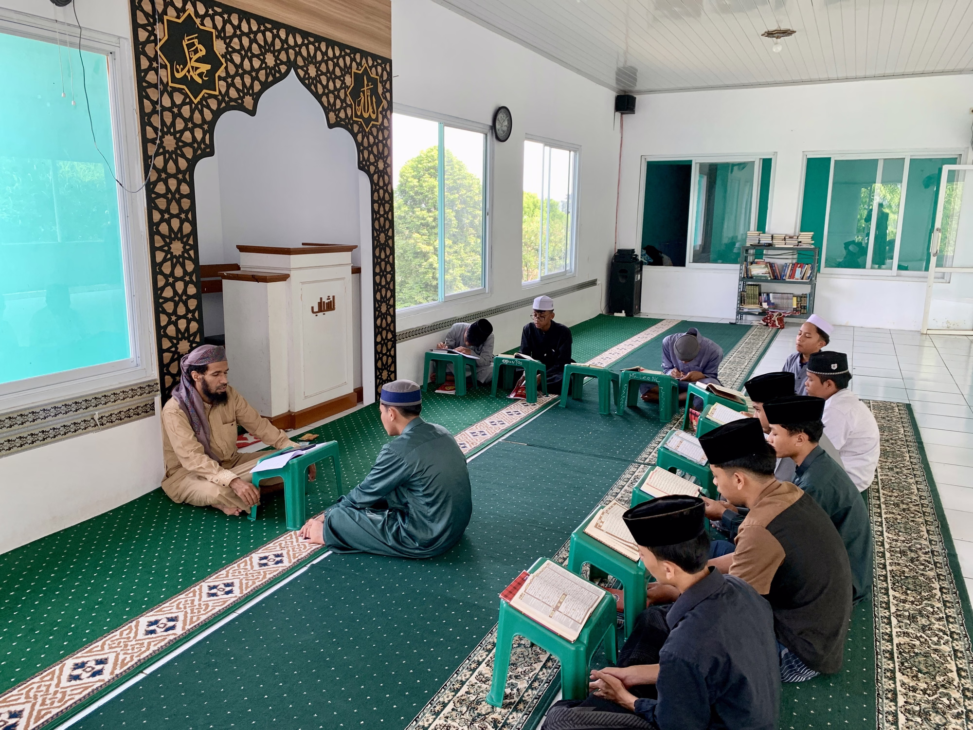 Halaqah Al-Qur’an bersama para santri di masjid Assyabab