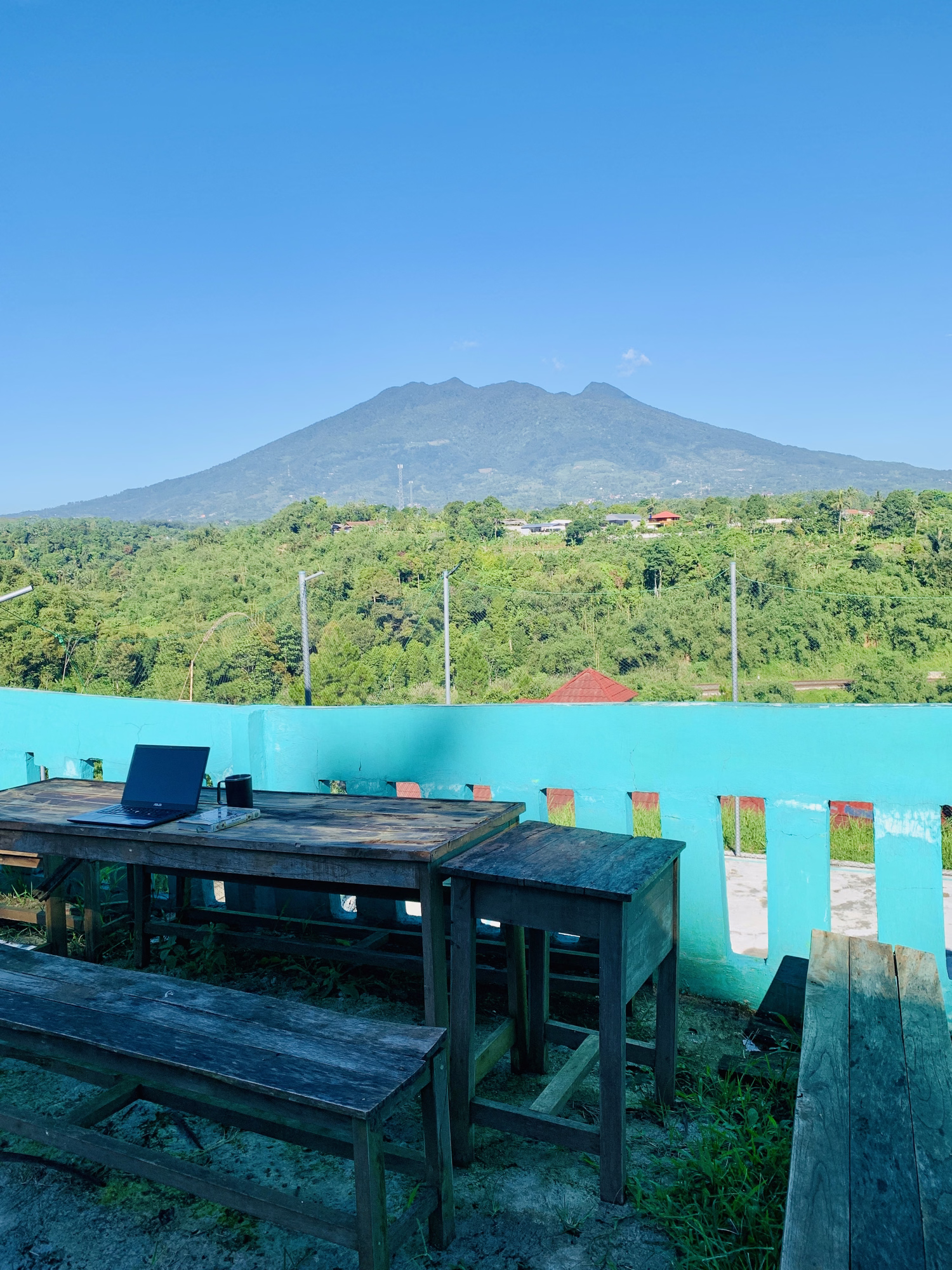 Pemandangan Gunung Salak dari lingkungan Pesantren Assyabab